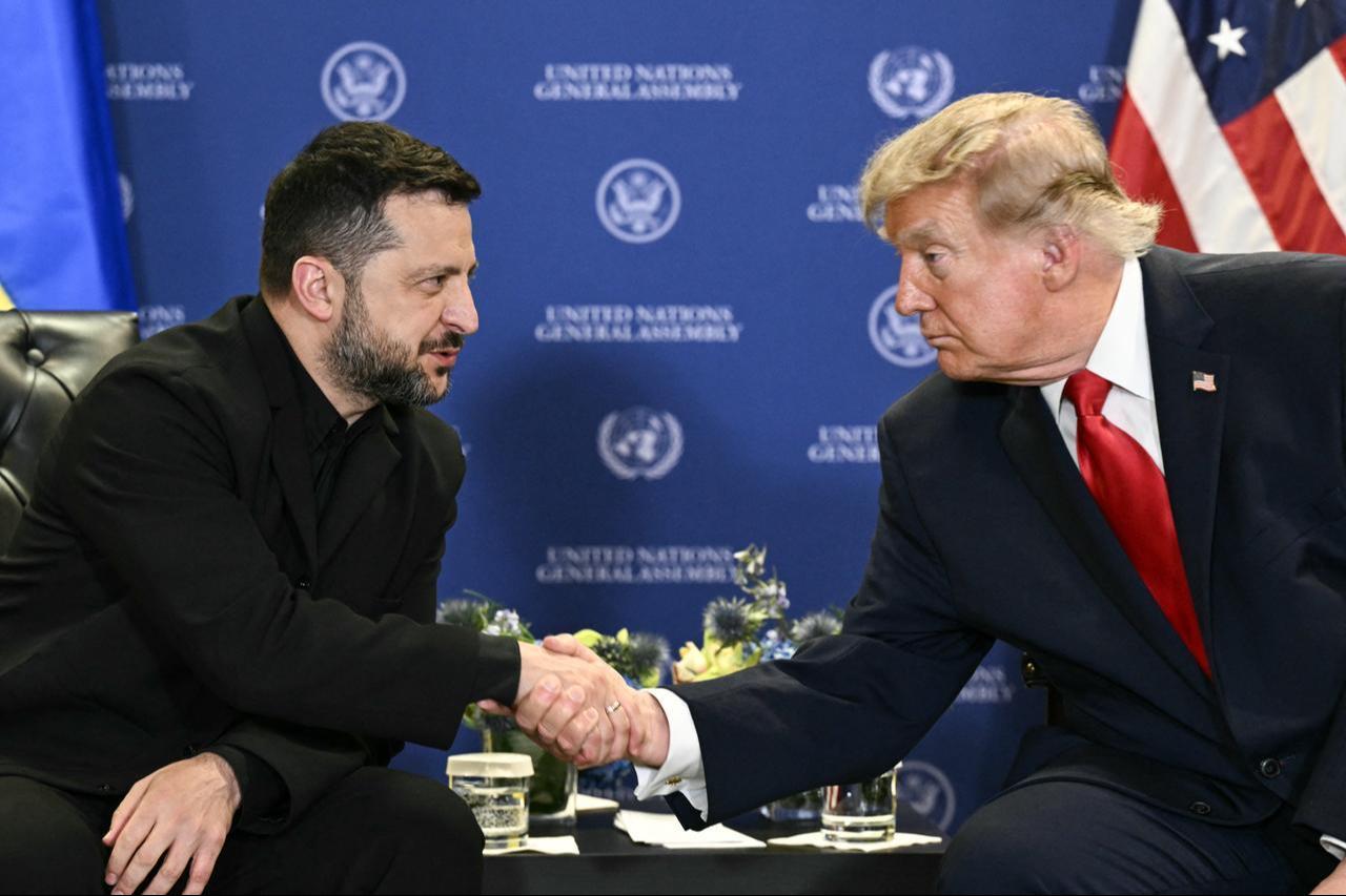 US President Donald Trump (R) shakes hands Ukraine's President Volodymyr Zelenskyy during a bilateral meeting on the sidelines of the 81st United Nations General Assembly in New York, Sept. 22, 2026. (AFP Photo)