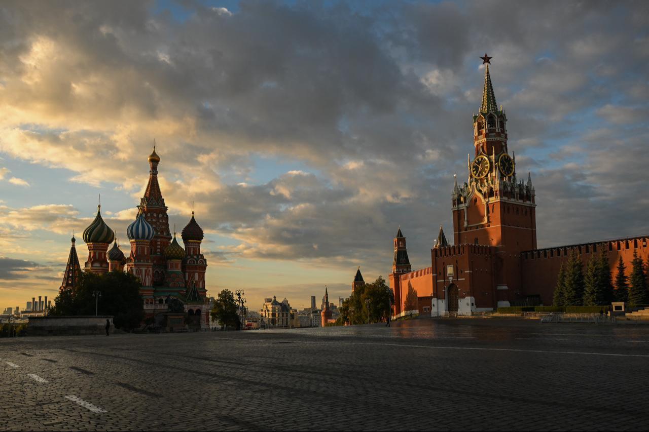 This photograph shows a general view of Red Square during the sunrise taken in central Moscow on September 17, 2026. (AFP Photo)
