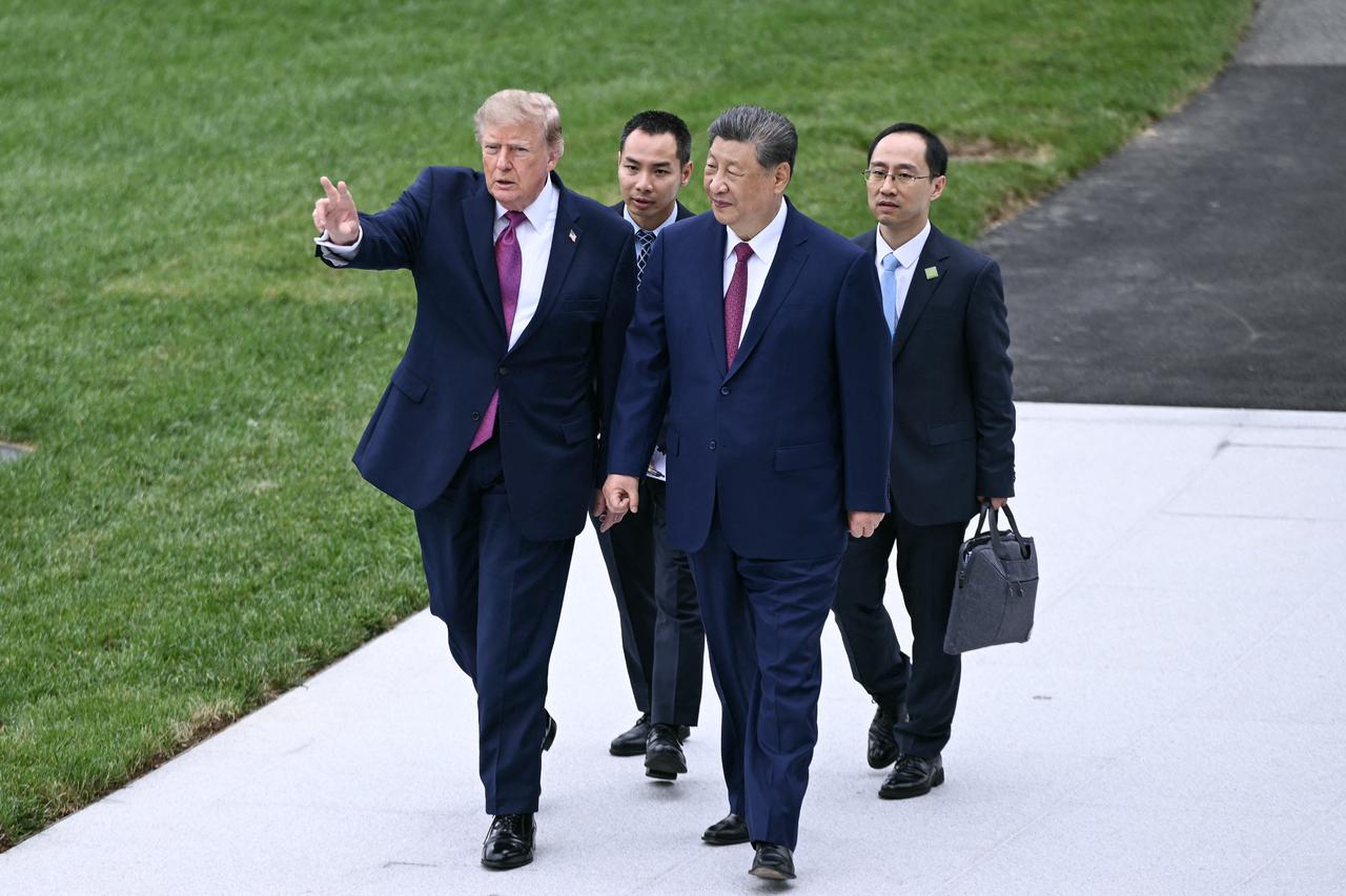 Xi urges US, Iran to resume talks to end war at White House meeting with Trump