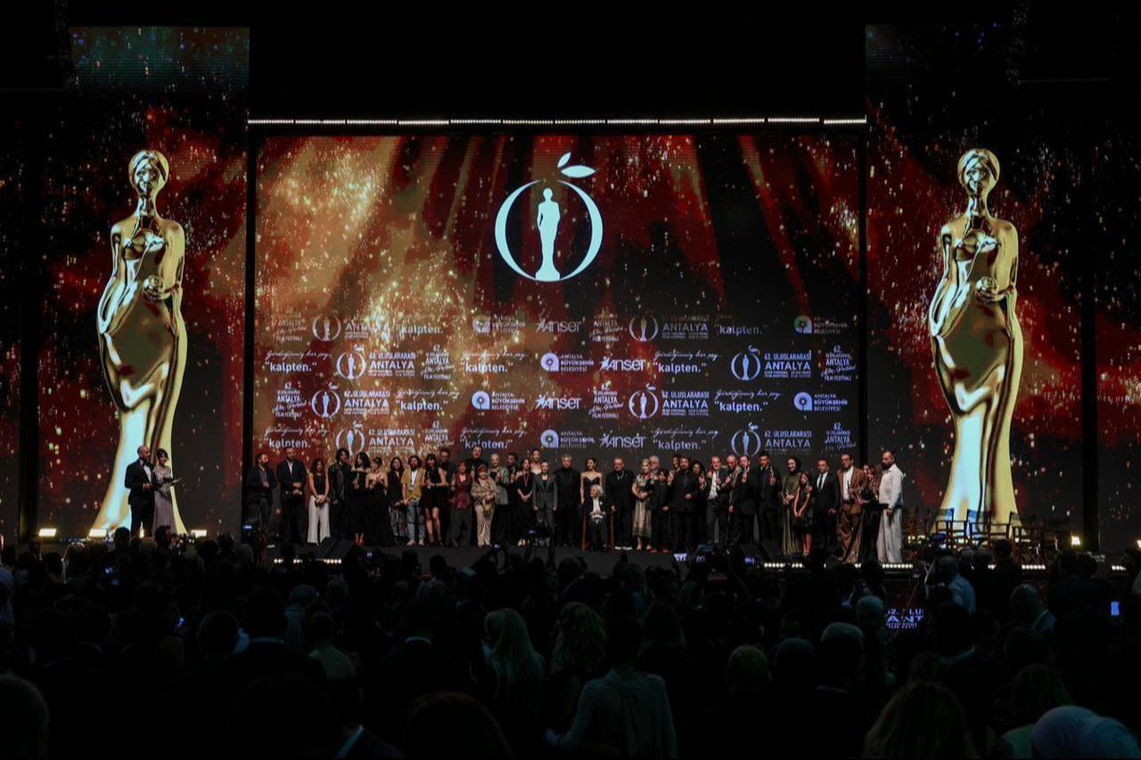 Filmmakers, actors and award recipients gather onstage during the closing ceremony of the 62nd International Antalya Golden Orange Film Festival at the Glass Pyramid in Antalya, Türkiye, Nov. 1, 2025. (Photo via antalyaff.com)