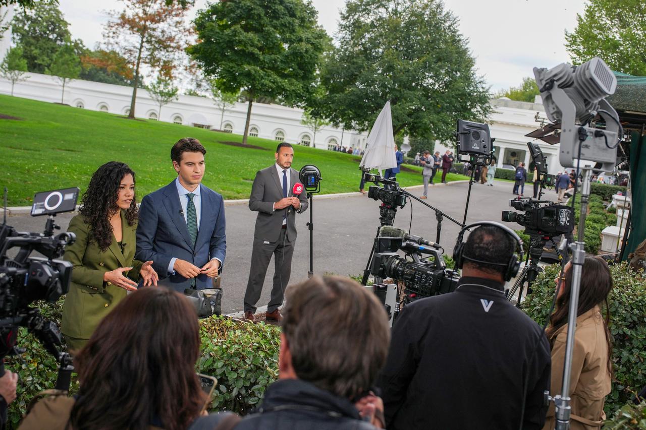 PBS NewsHour White House Correspondent Laura Barron-Lopez (L) and MS NOW White House Correspondent Jake Traylor do a live report from the designated outdoor press area on the North Lawn after being allowed back on to the grounds of the White House on September 24, 2026 in Washington, DC. (AFP Photo)
