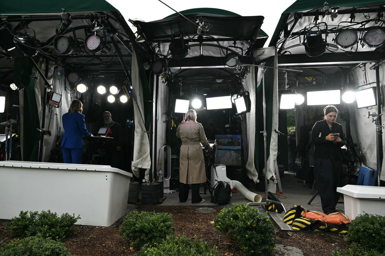 CNN White House reporter Betsy Klein (C) works in the CNN workspace outside the West Wing of the White House in Washington, DC, on September 24, 2026. (AFP Photo)