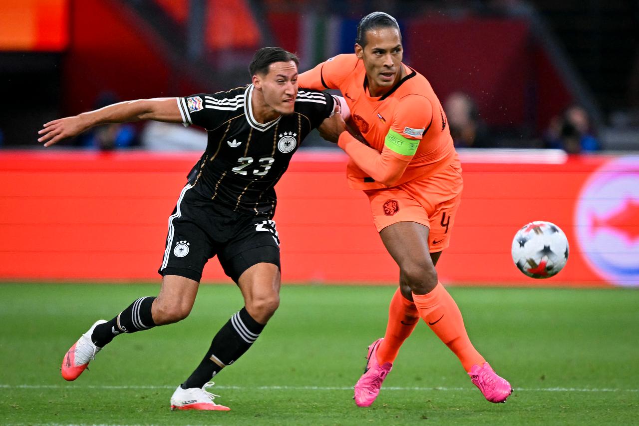Germany's forward #23 Younes Ebnoutalib (L) fights for the ball with Netherlands' defender #04 Virgil van Dijk during their UEFA Nations League match at Johan Cruijff Arena in Amsterdam, Netherlands, Sept. 24, 2026. (AFP Photo)