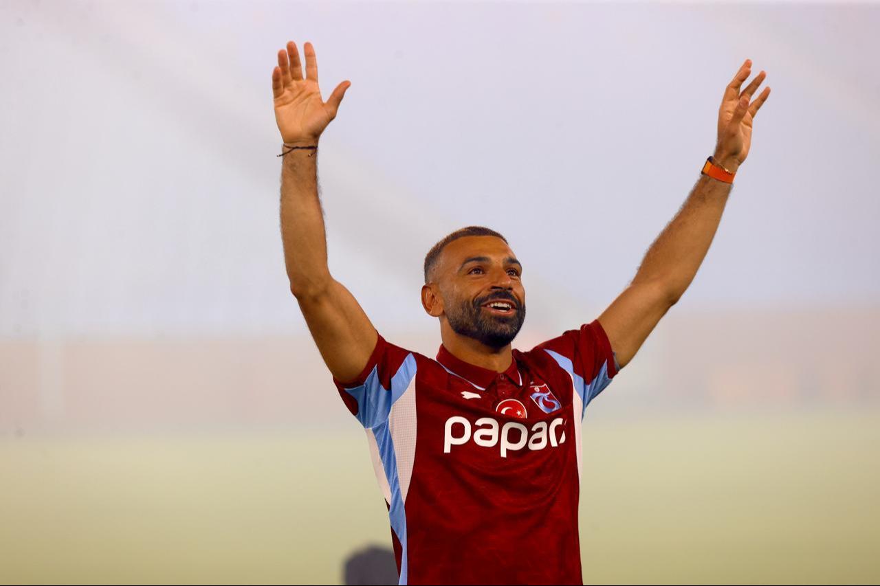 Mohamed Salah raises his arms during a signing ceremony after joining Trabzonspor, Trabzon, Türkiye, Aug. 6, 2026. (AA Photo)
