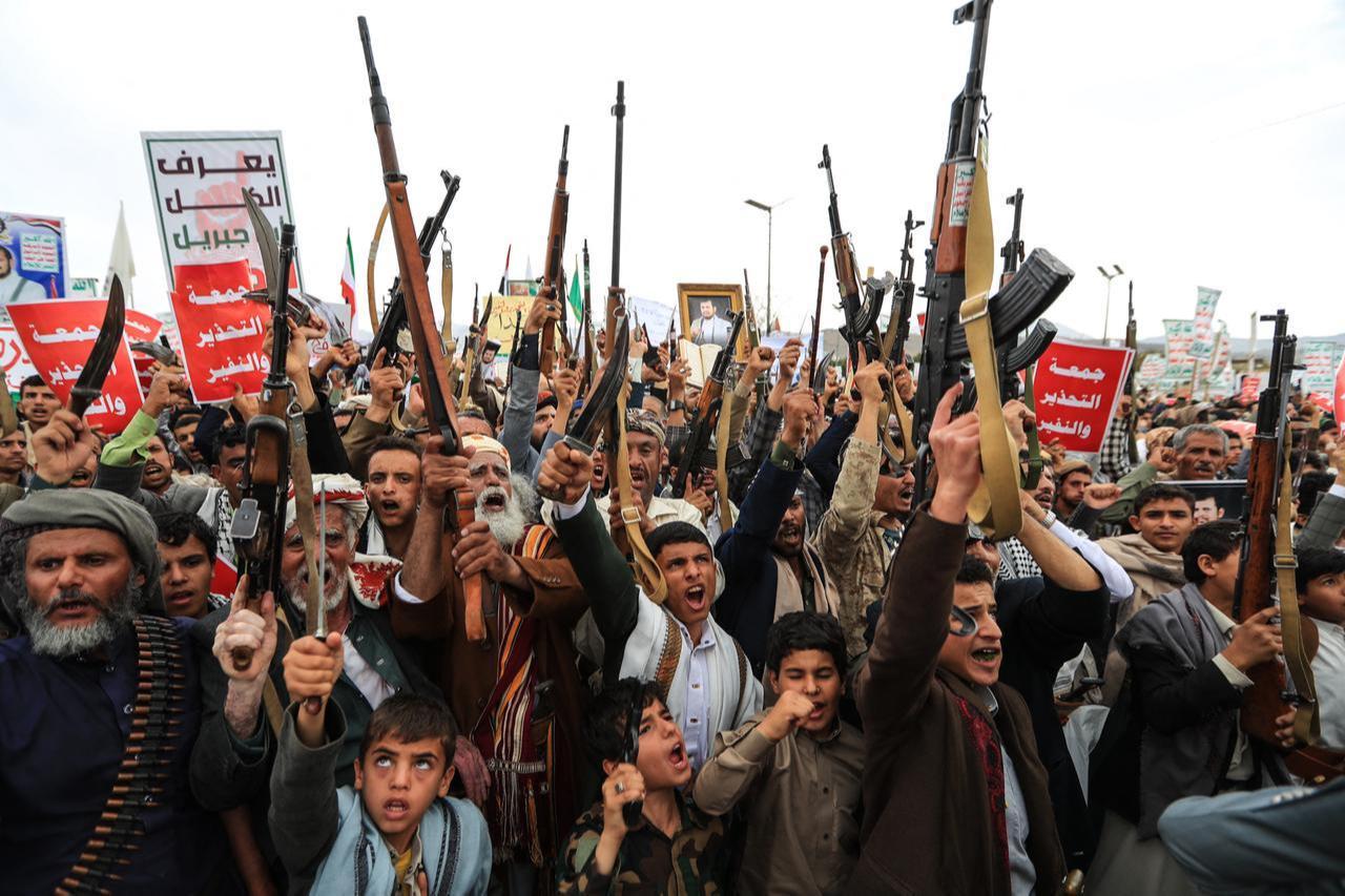 Armed Yemeni supporters of the Iran-backed Houthi movement brandish their weapons during a protest in Sanaa, July 17, 2026. (AFP Photo)