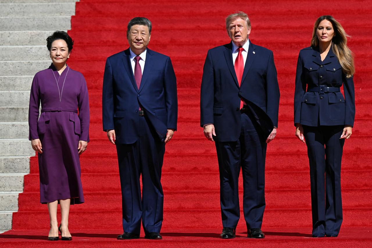 US President Donald Trump, First Lady Melania Trump, China's President Xi Jinping and his wife Peng Liyuan stand together as they arrive to visit the National Archives in Washington, DC on September 25, 2026. (AFP Photo)