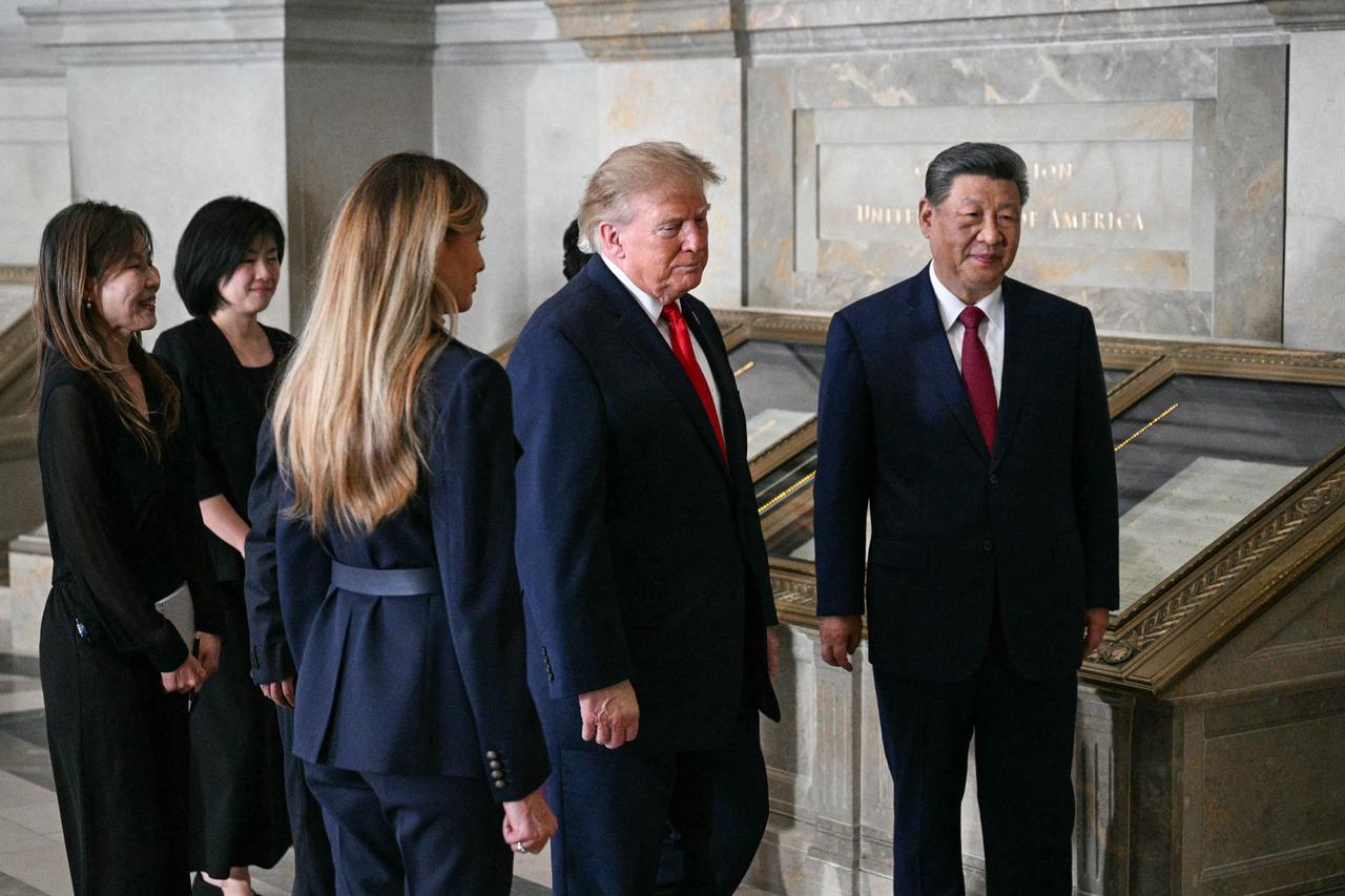 US President Donald Trump, China's President Xi Jinping, First Lady Melania Trump, and China's First Lady Peng Liyuan (obscured behind Trump) visit the National Archives in Washington, DC on September 25, 2026. (AFP Photo)