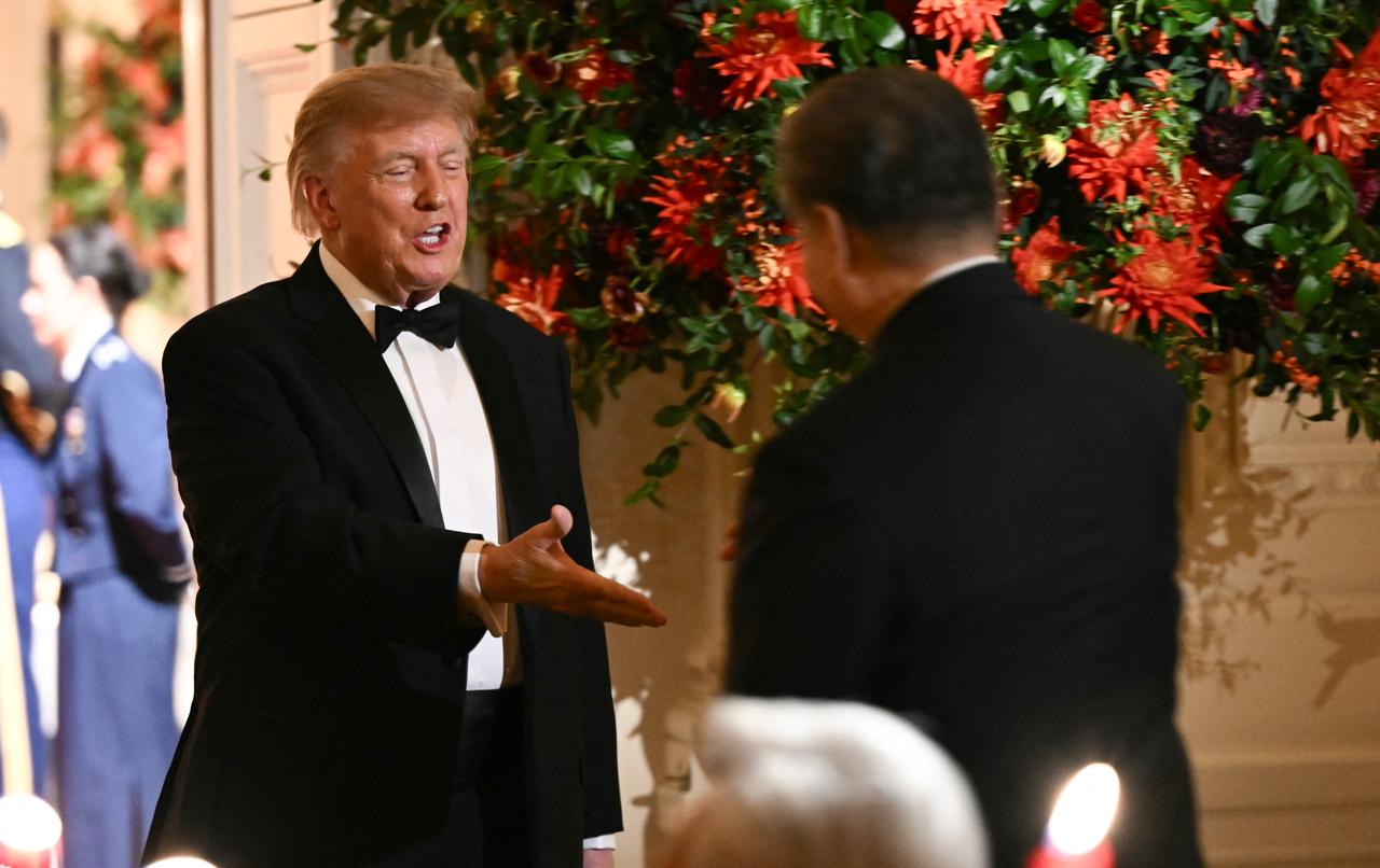 US President Donald Trump prepares to shake hands with China's President Xi Jinping during a State Dinner at the White House in Washington, DC, on September 24, 2026. (AFP Photo)
