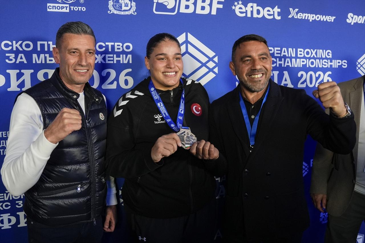 Türkiye's Havvanur Kethuda poses with her gold medal and Turkish boxing officials after winning the women's +80kg title at the 2026 European Boxing Championships in Sofia, Bulgaria, Sept. 24, 2026. (AA Photo)