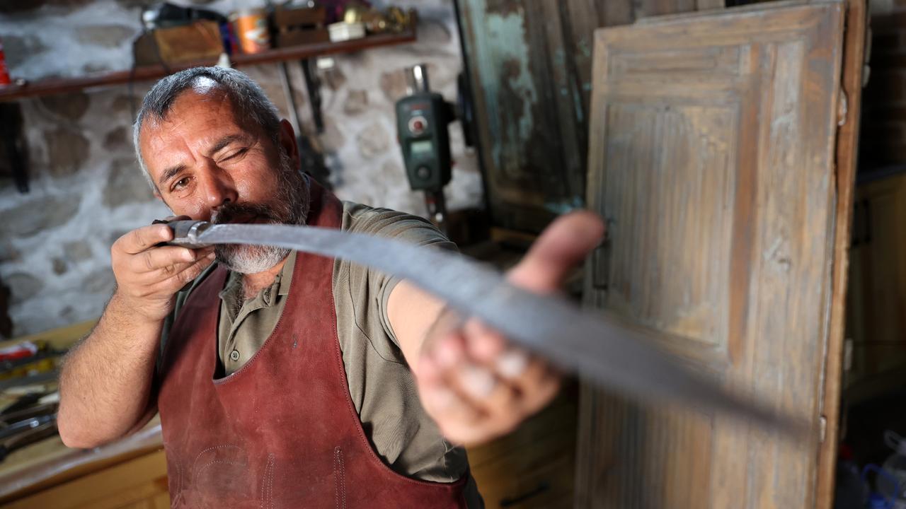 Turkish craftsman folds Damascus steel into one-of-a-kind knives
