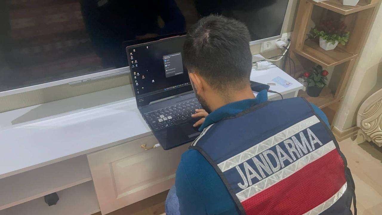 ANKARA İL JANDARMA KOMUTANLIĞI EKİPLERİNCE DÜZENLENEN OPERASYONDA, 101 MİLYON KİMLİK VERİSİ İLE 118 MİLYON GSM NUMARASININ SORGULANIP ERİŞİLMESİNE İMKAN SAĞLAYAN "DRAGON HACKERZ" İSİMLİ PANEL ÇETESİ MENSUBU 2 ŞÜPHELİ GÖZALTINA ALINDI. (İHA/ANKARA-İHA)
Ankara İl Jandarma Komutanlığı ekiplerince düzenlenen operasyonda, 101 milyon kimlik verisi ile 118 milyon GSM numarasının sorgulanıp erişilmesine imkan sağlayan "Dragon Hackerz" isimli panel çetesi mensubu 2 şüpheli gözaltına alındı.