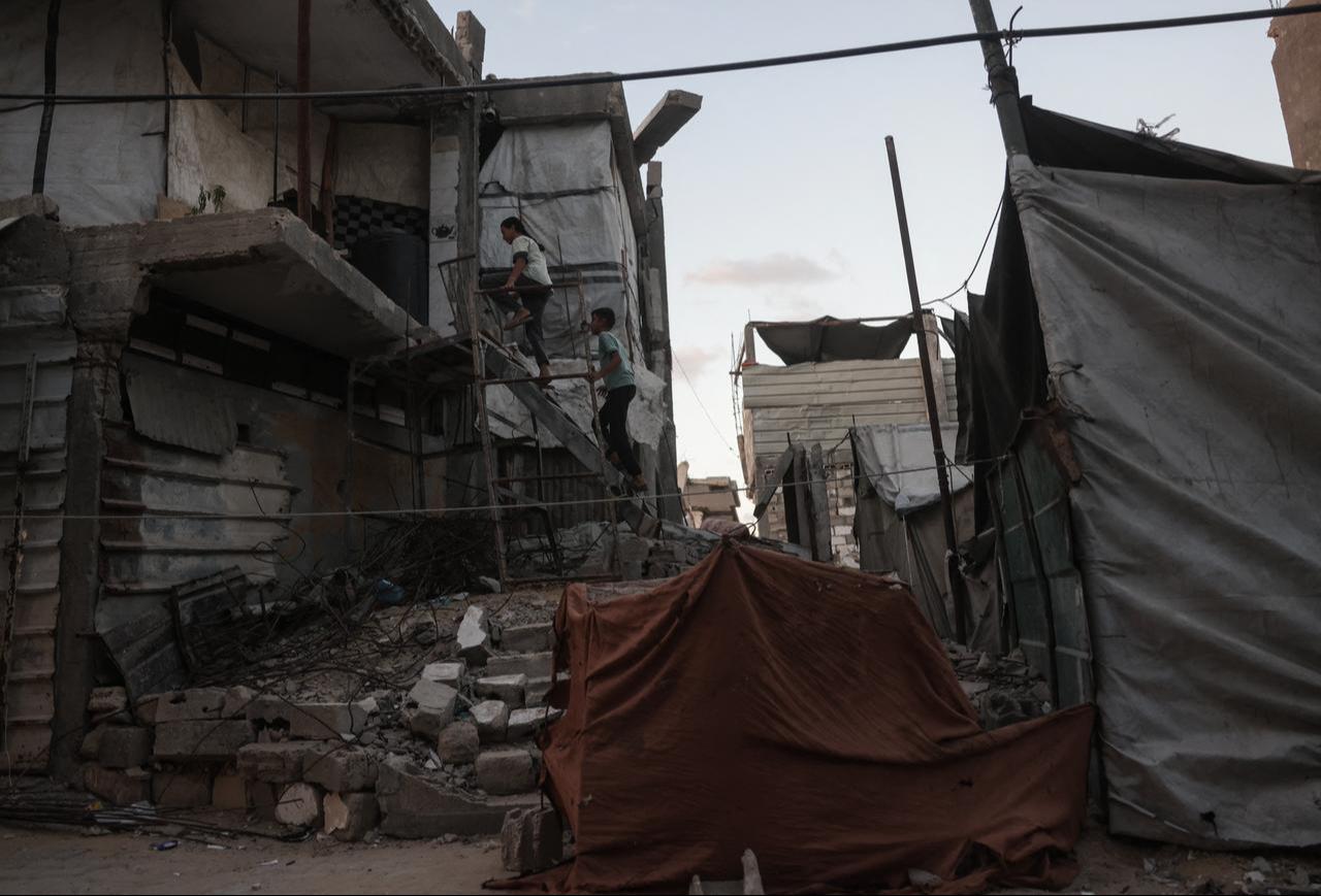 Displaced Palestinian children walk up the stairs of a heavily damaged building being used as a shelter in Khan Yunis in the southern Gaza Strip on September 19, 2026. (AFP Photo)
