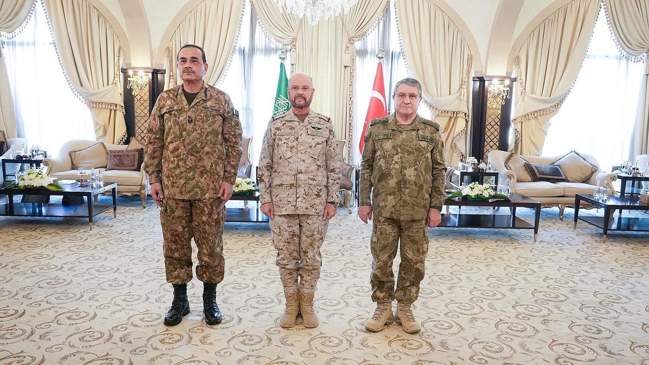 Türkiye's Chief of General Staff Gen. Selcuk Bayraktaroglu (R) attended a meeting with Pakistan's Chief of Defense Forces and Army Chief Field Marshal Syed Asim Munir (L) and Saudi Chief of General Staff Gen. Fayyadh bin Hamed Al-Ruwaili (C) under the Mecca Joint Defense Agreement in Riyadh, Saudi Arabia, on Sept. 25, 2026. (Photo by NSosyal/@tskgenelkurmay)