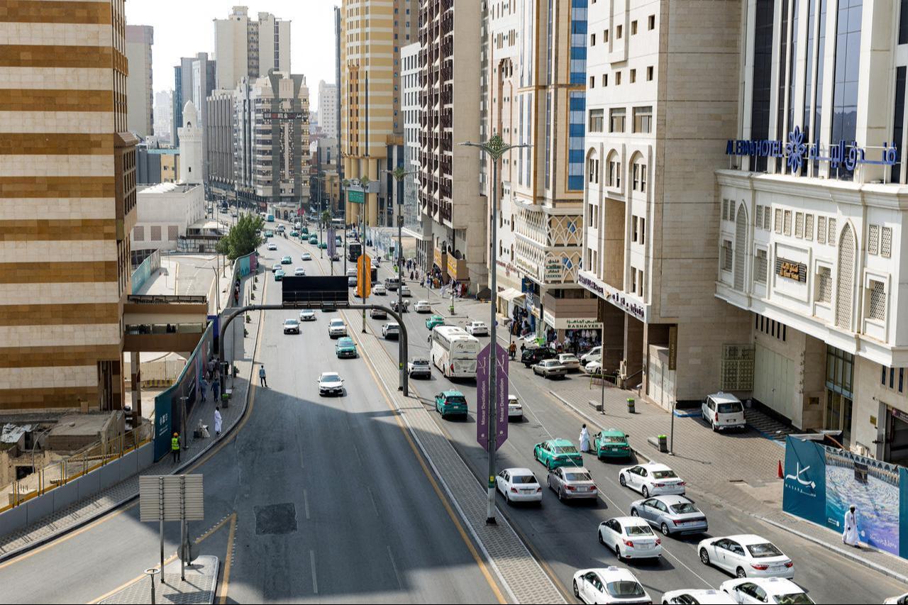 Vehicles move along a main street in Saudi Arabia's holy city of Mecca on September 16, 2026. (AFP Photo)