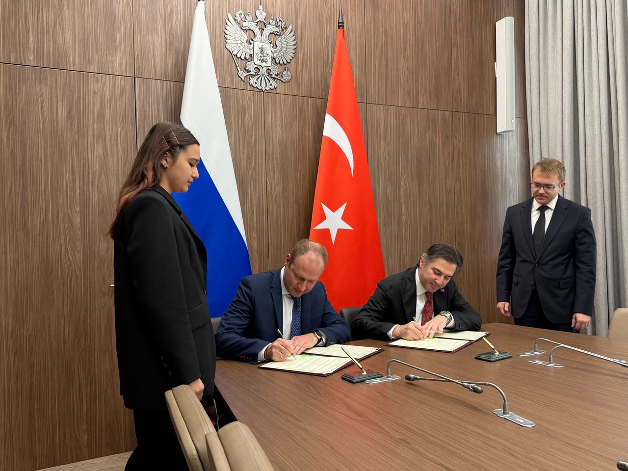 Turkish and Russian officials sign a mineral fertilizer shipment memorandum during a ceremony in Moscow, Sept. 8, 2026. (Photo via X/@TCTarim)
