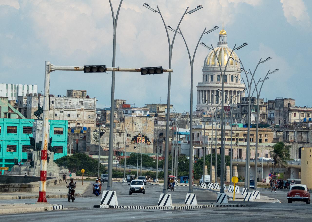 Cars drive along a road with traffic lights out during a power outage in Havana on September 18, 2026. (AFP Photo)
