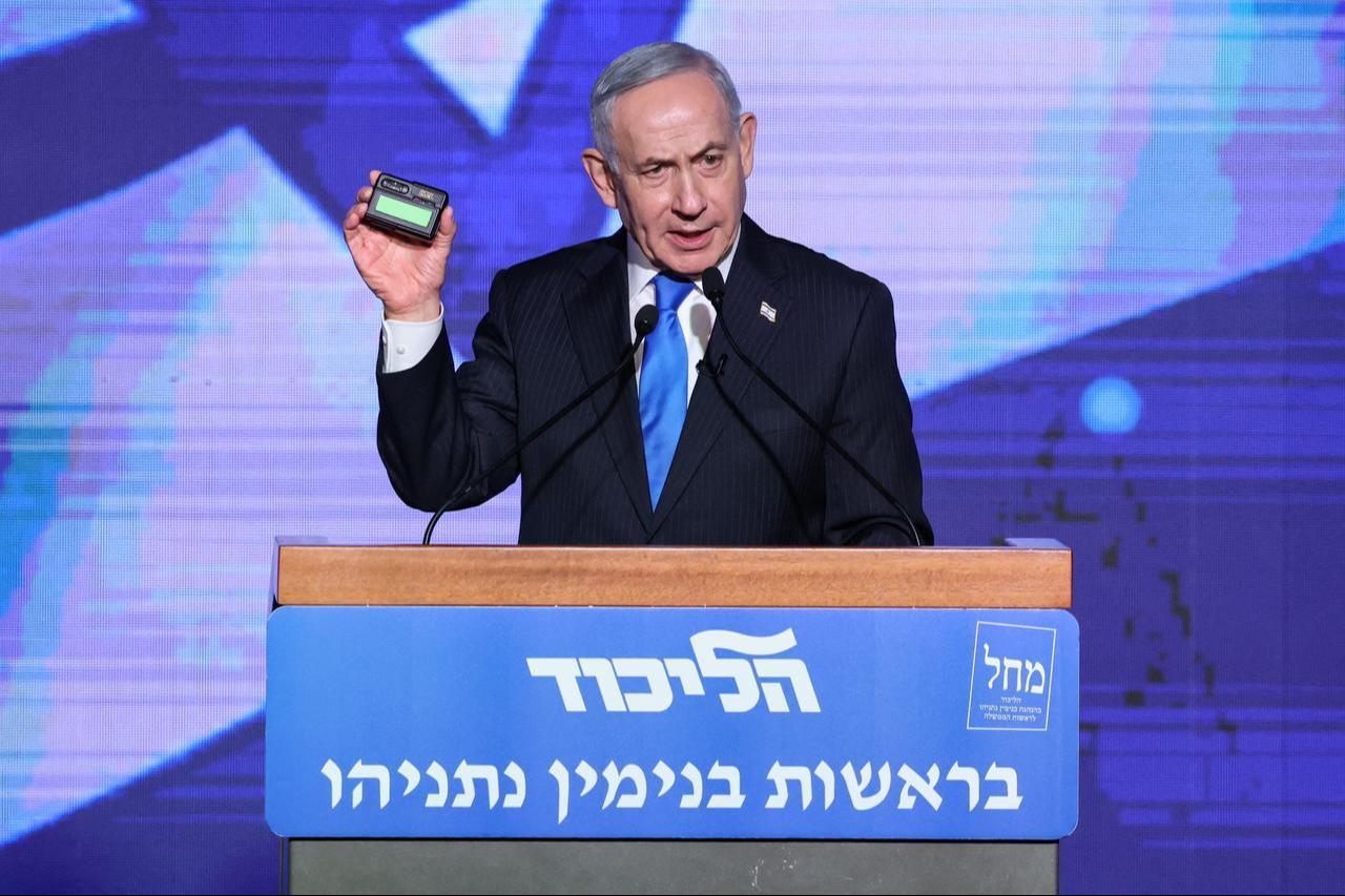 Israeli Prime Minister Benjamin Netanyahu shows a pager presented as belonging to Hezbollah as he delivers a speech in Tel Aviv on September 17, 2026. (AFP Photo)