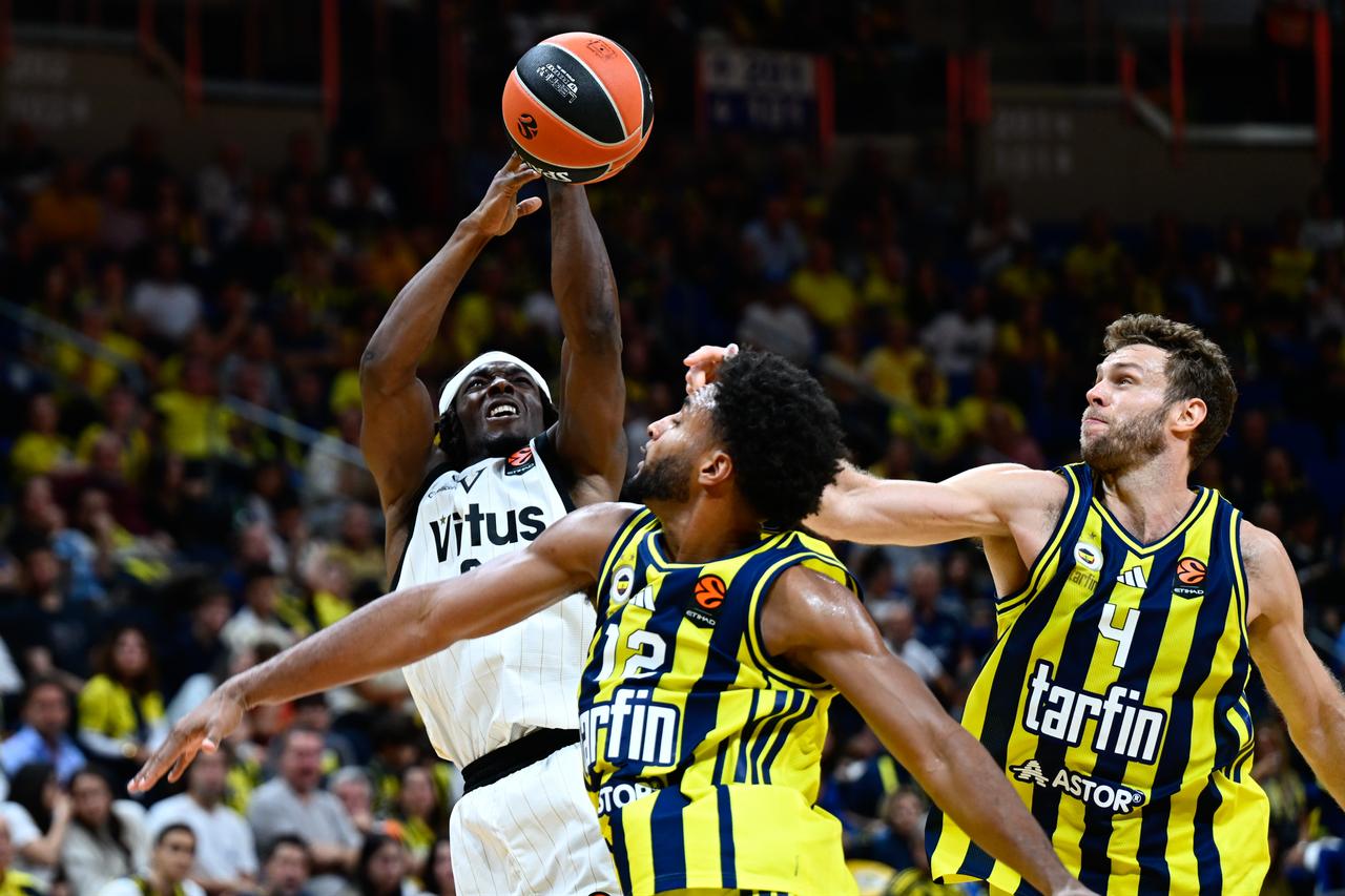 Fenerbahce Tarfin player Braxton Key (R) competes with Virtus Bologna player Rasheed Bello (L) during the EuroLeague Round 1 basketball match between Fenerbahce Tarfin and Virtus Bologna at Ulker Sports and Event Hall in Istanbul, Türkiye, on September 25, 2026. (AA Photo)