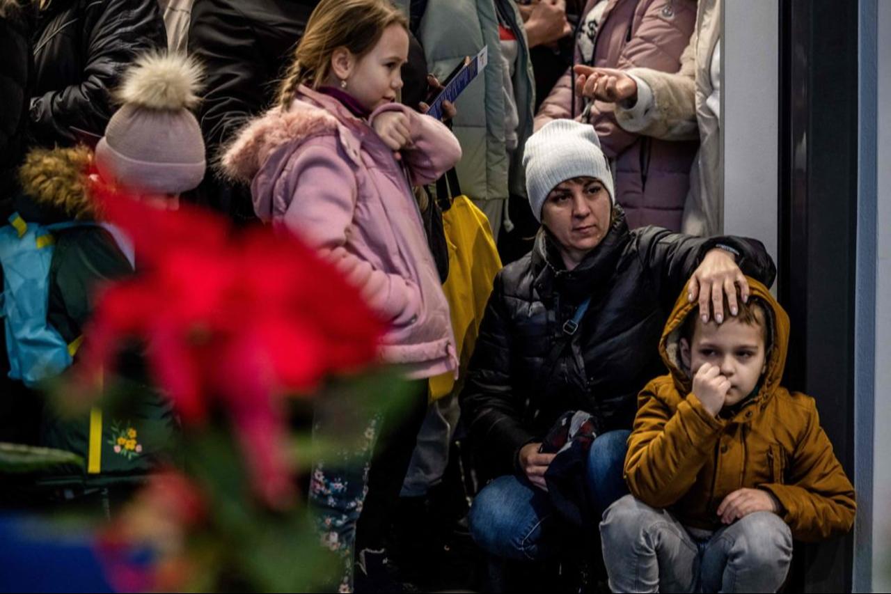 A woman and her children wait for the start of the Christmas supper for Ukrainian refugees staying in Warsaw on Orthodox Christmas Eve, January 6, 2023. (AFP Photo)