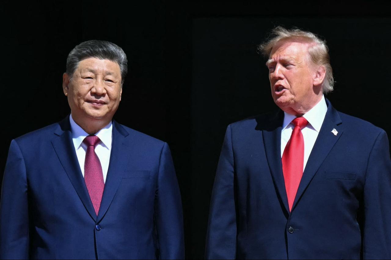 US President Donald Trump stands with China's President Xi Jinping as they arrive to visit the National Archives in Washington, DC, on September 25, 2026. (AFP Photo)
