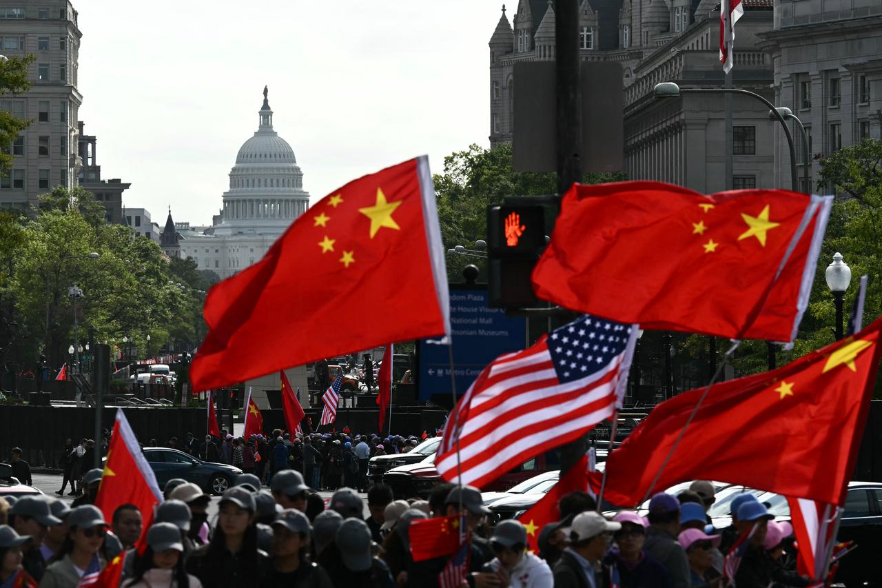 Supporters of President Xi hold Chinese and US flags near the White House, as Chinese President Xi Jinping arrives at the White House to meet with US President Donald Trump, in Washington, DC, Sept. 24, 2026. (AFP Photo)