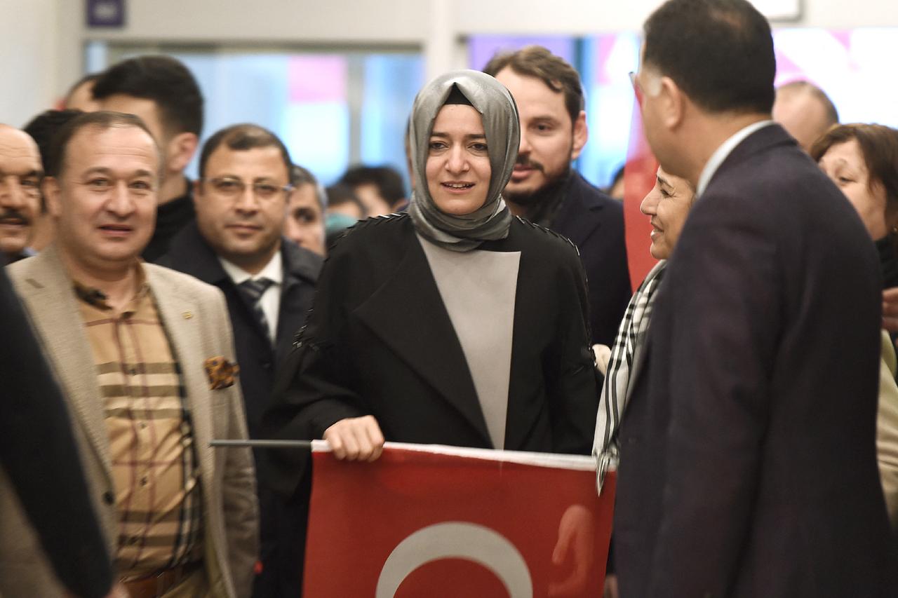 AK Party deputy chair steps aside over share-trading allegation
