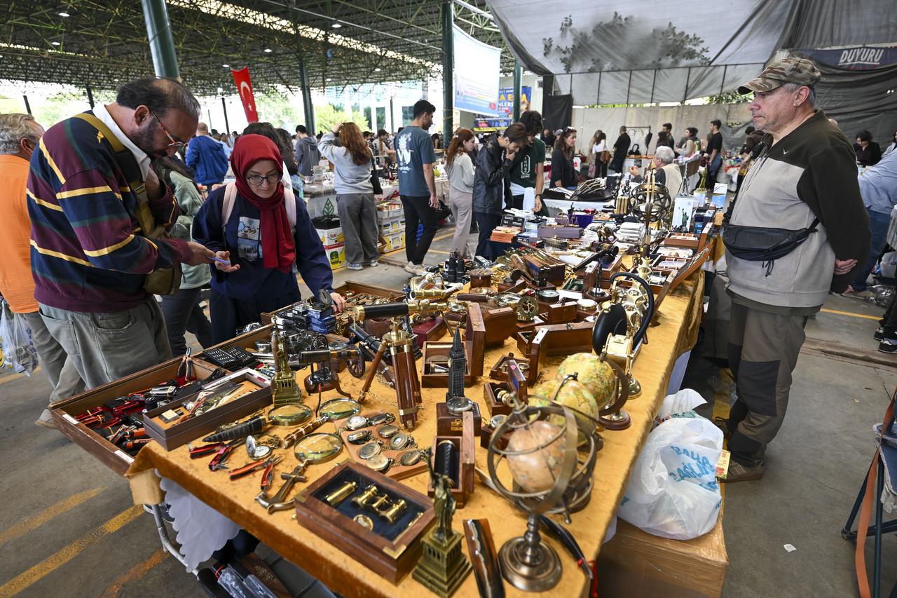 Visitors browse stalls featuring a wide array of vintage collectibles, navigational instruments, and decorative items in Ankara. (AA Photo)
