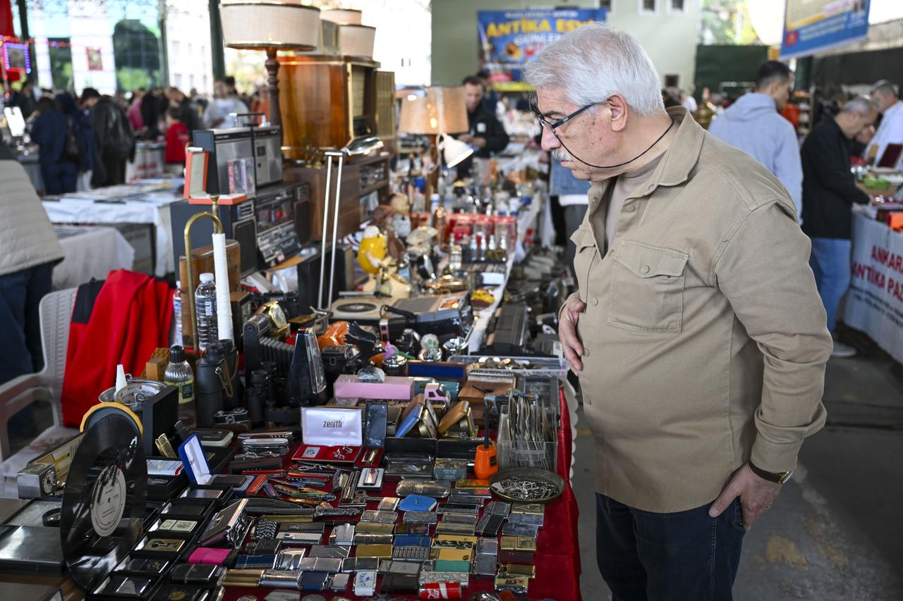 Visitors browse stalls featuring a wide array of vintage collectibles, navigational instruments, and decorative items in Ankara. (AA Photo)