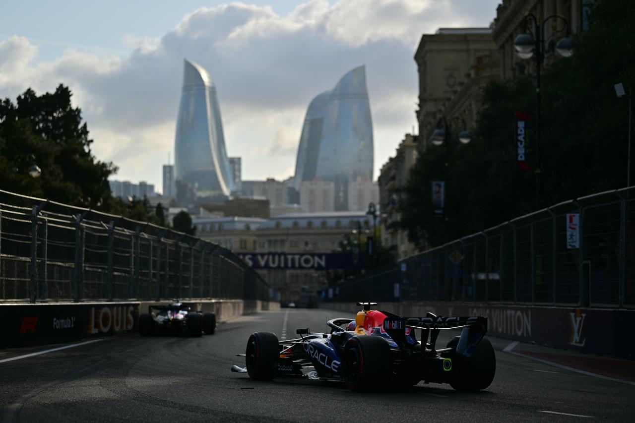 An Oracle Red Bull Racing car drives through the Baku City Circuit during qualifying for the Formula One Azerbaijan Grand Prix in Baku, Azerbaijan, Sept. 25, 2026. (AFP Photo)