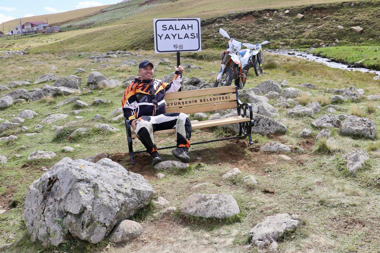 Bench and sign stolen from Salah photo spot in Türkiye's Trabzon