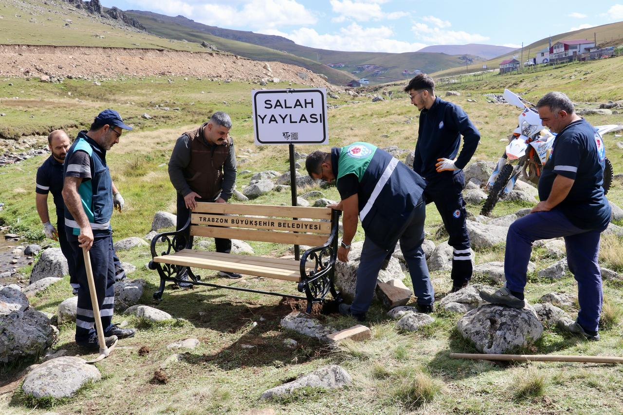 Trabzon Metropolitan Municipality workers install a bench near the spot associated with Muhammed Salah’s widely shared photo at Salah Plateau in Trabzon, Türkiye, Sept. 23, 2026. (AA Photo)
