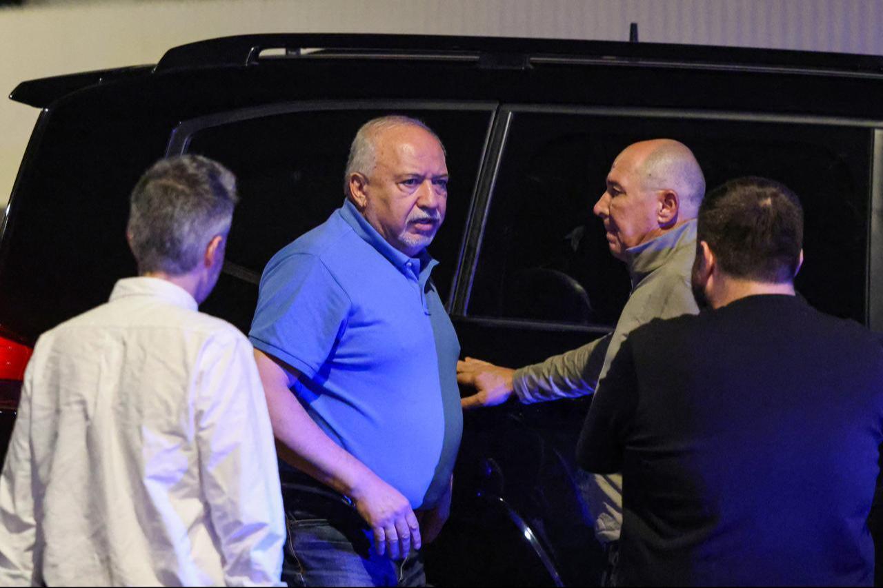 Avigdor Lieberman (C), leader of the Yisrael Beiteinu right-wing party, arrives at the house of former Israeli prime minister and opposition leader Yair Lapid, who hosts a meeting for the leaders of the Change Bloc in Tel Aviv, Sept. 26, 2026. (AFP Photo)
