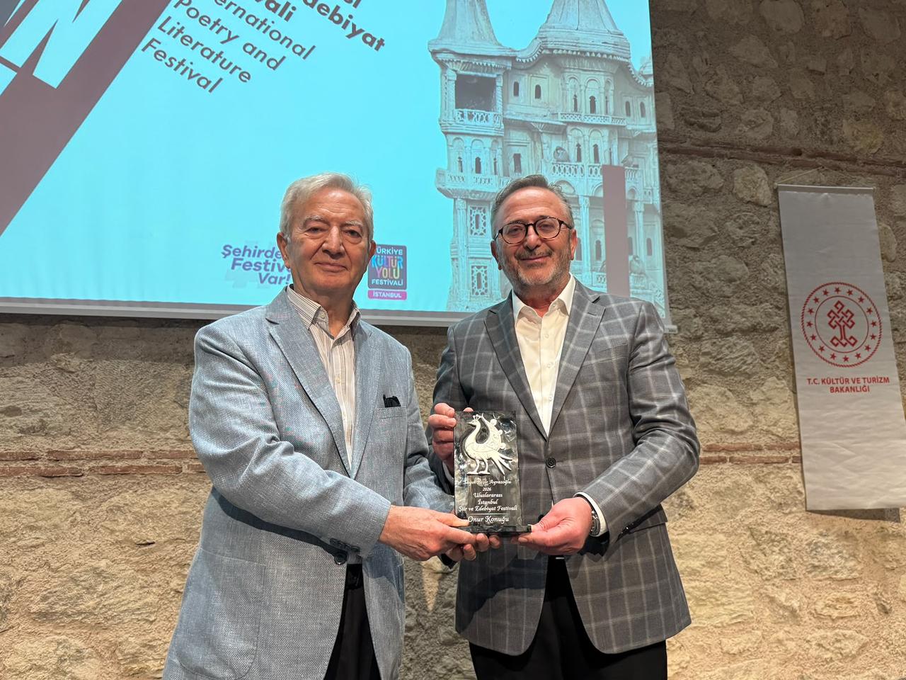 Writer BeSir AyvazoGlu receiving his honorary award from Deputy Minister of Culture and Tourism CoSkun Yİlmaz at the 17th International Poetry and Literature Festival. (AA Photo)