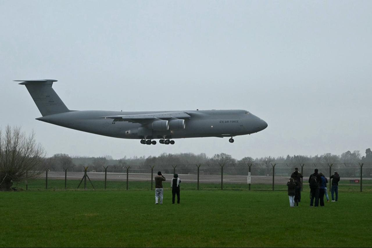 A US Air Force C-5 Galaxy lands at RAF Fairford in south west England on March 6, 2026. (AFP Photo)