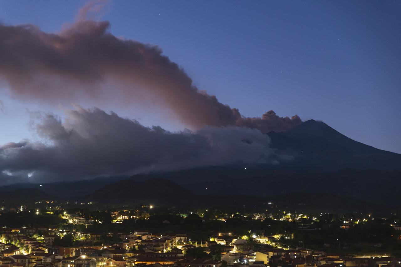 Mount Etna ash cloud grounds flights at Sicily's Catania airport Image