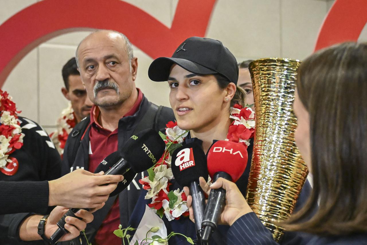 Turkish boxers return home with record 10 European medals