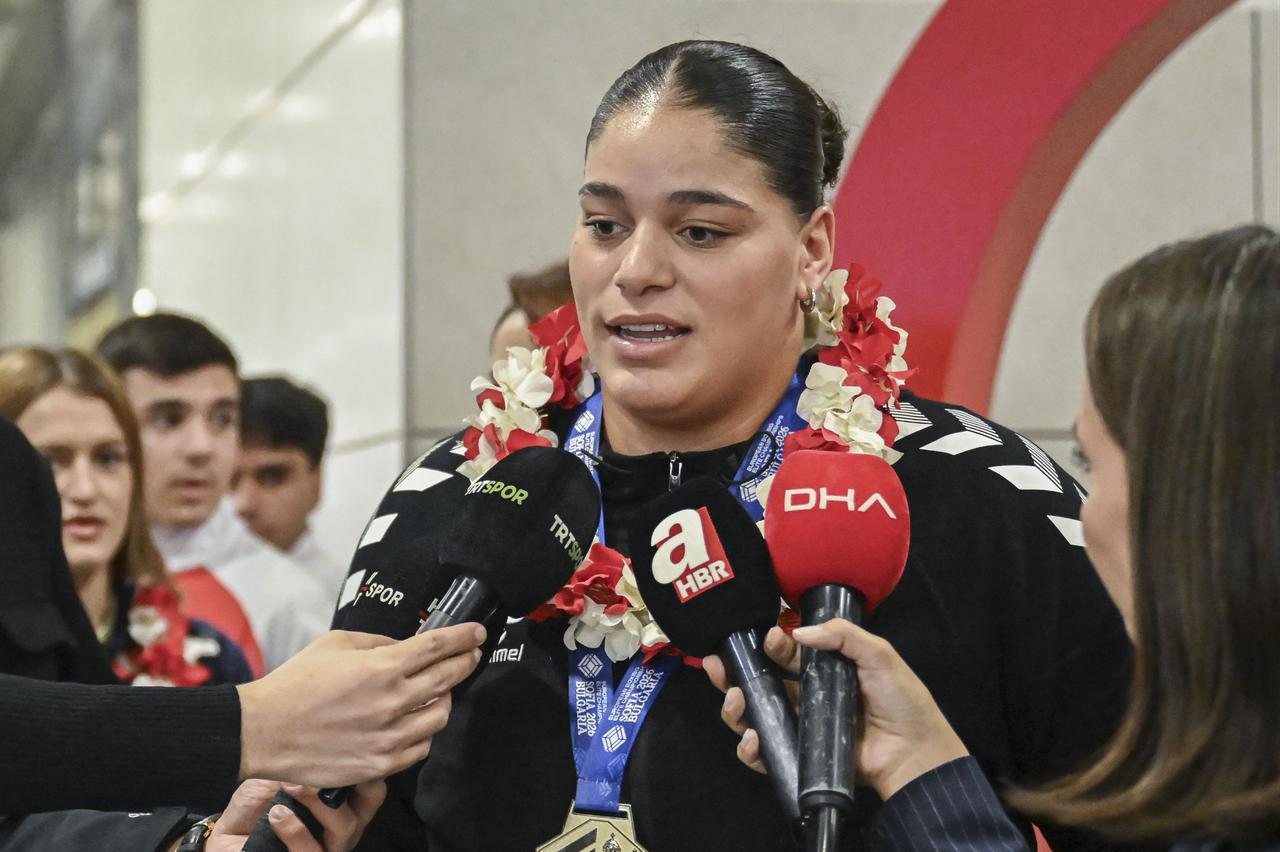 Havvanur Kethuda, a Turkish national boxer, wearing her championship medal, speaks to reporters after returning from the 2026 European Boxing Championships at Sabiha Gokcen Airport in Istanbul, Türkiye, Sept. 26, 2026. (AA Photo)