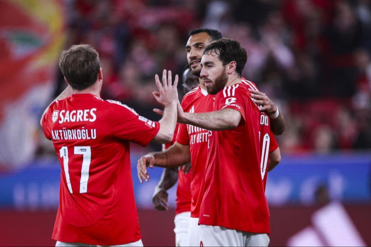 Benficas Turkish midfielder Orkun Kokcu (R) celebrates with teammates after scoring a goal in Portuguese league football match against Boavista FC, at Estadio da Luz, in Lisbon, Portugal, Feb. 22, 2025. (AFP Photo)