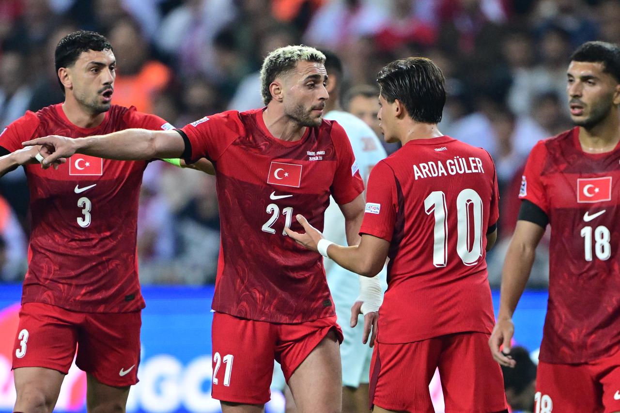 Türkiye's Arda Guler speaks with teammates during the UEFA Nations League match against France at Kocaeli Stadium in Kocaeli, Türkiye, Sept. 25, 2026. (AA Photo)