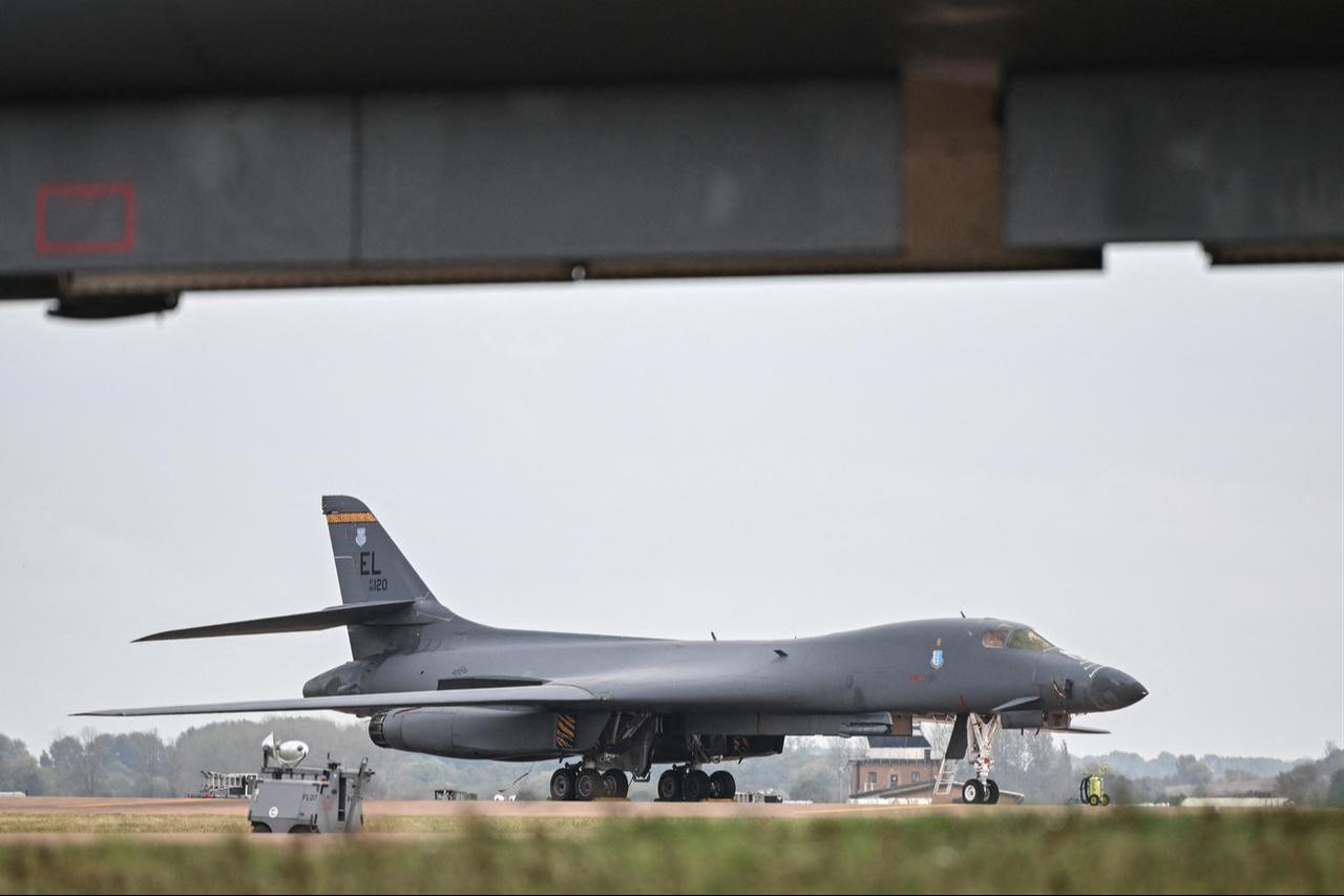A US Air Force B-1 Lancer bomber is pictured on the tarmac at RAF Fairford base in Fairford, south-west England, on September 27, 2026. (AFP Photo)