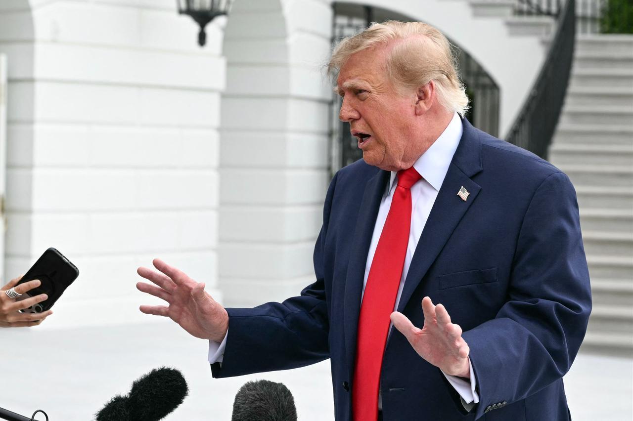 US President Donald Trump speaks to members of the press before boarding Marine One as he departs from the South Lawn of the White House in Washington, DC, on September 26, 2026. (AFP Photo)