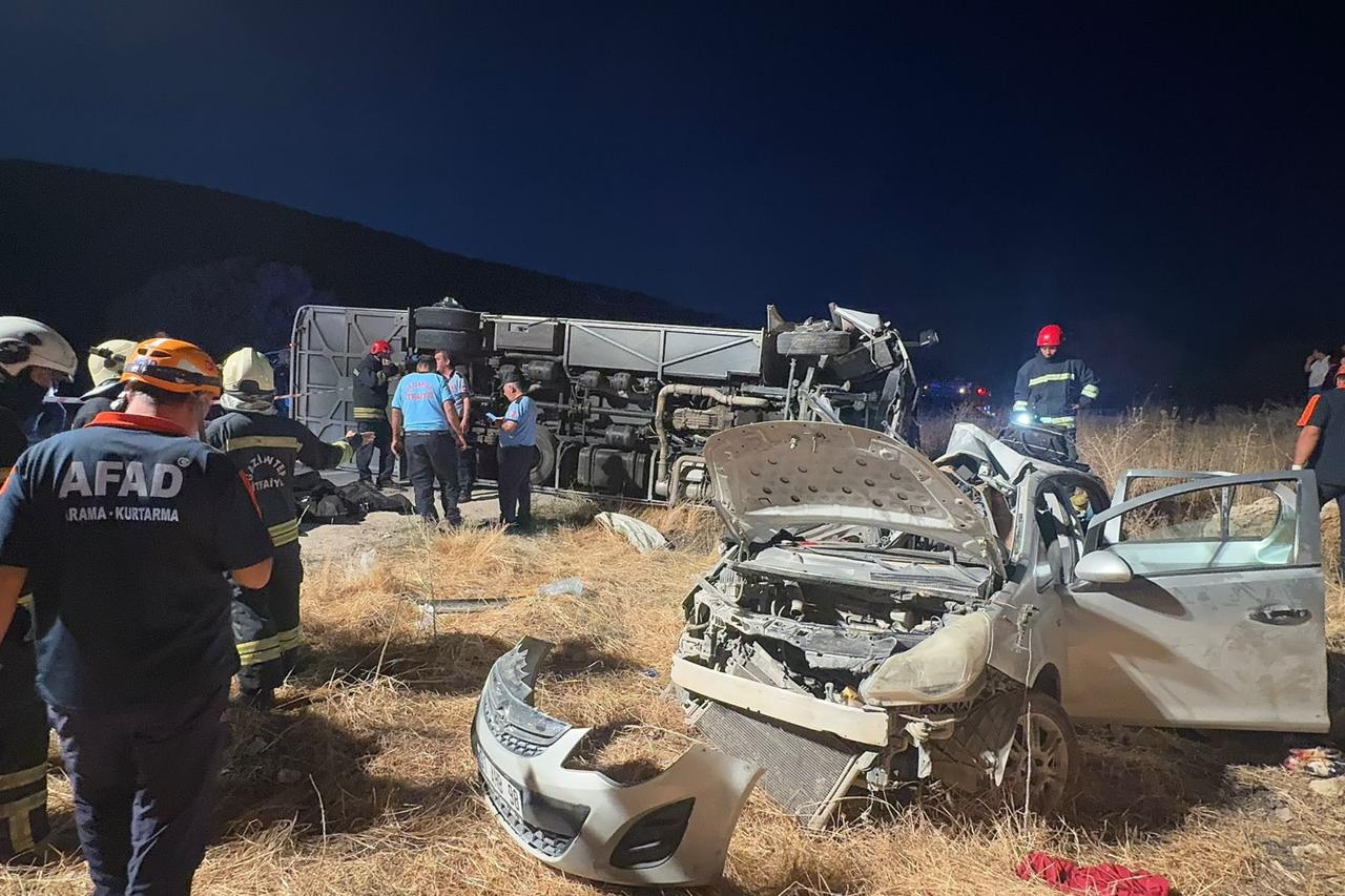 7 killed after minibus and car collide in Türkiye's Gaziantep