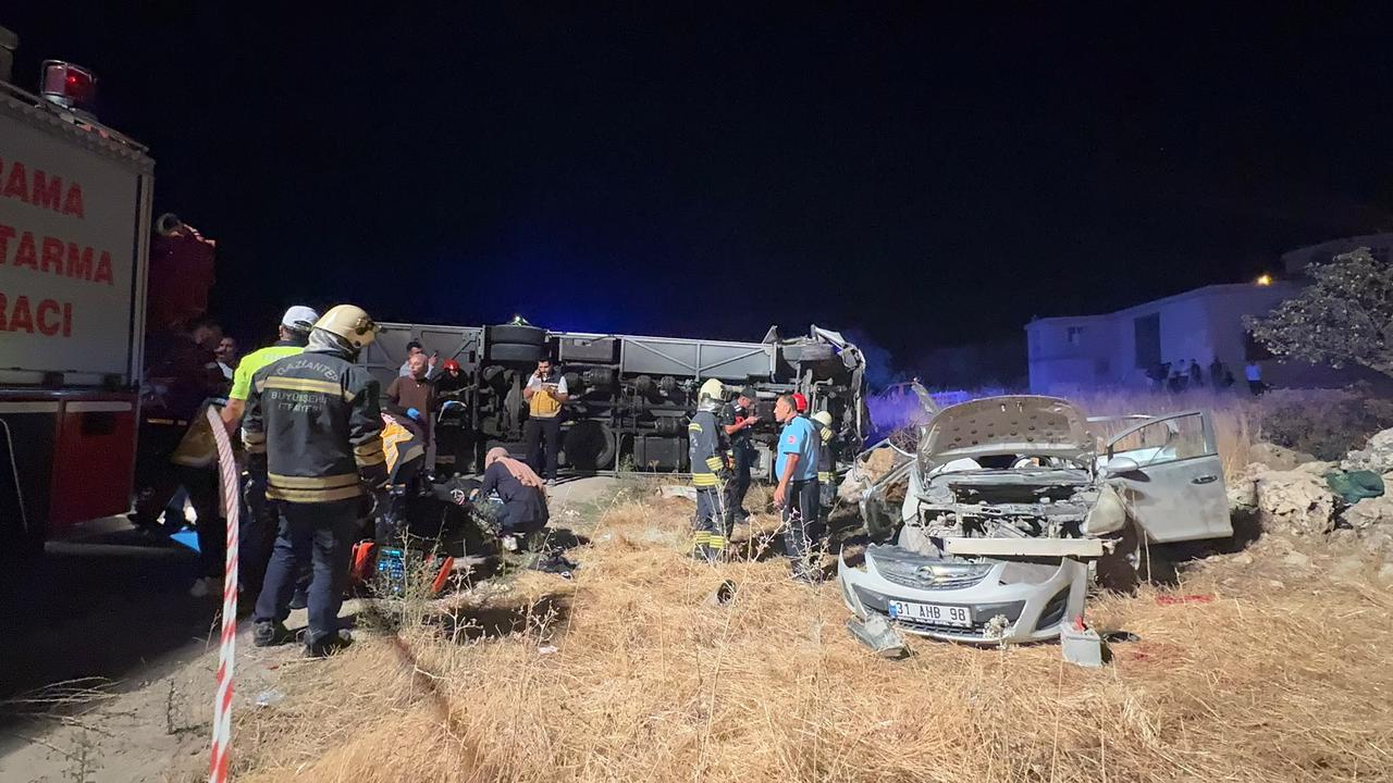 Emergency responders work at the scene after a passenger minibus and a car collide on the Gaziantep-Osmaniye highway in Gaziantep, Türkiye, Sept. 27, 2026. (AA Photo)