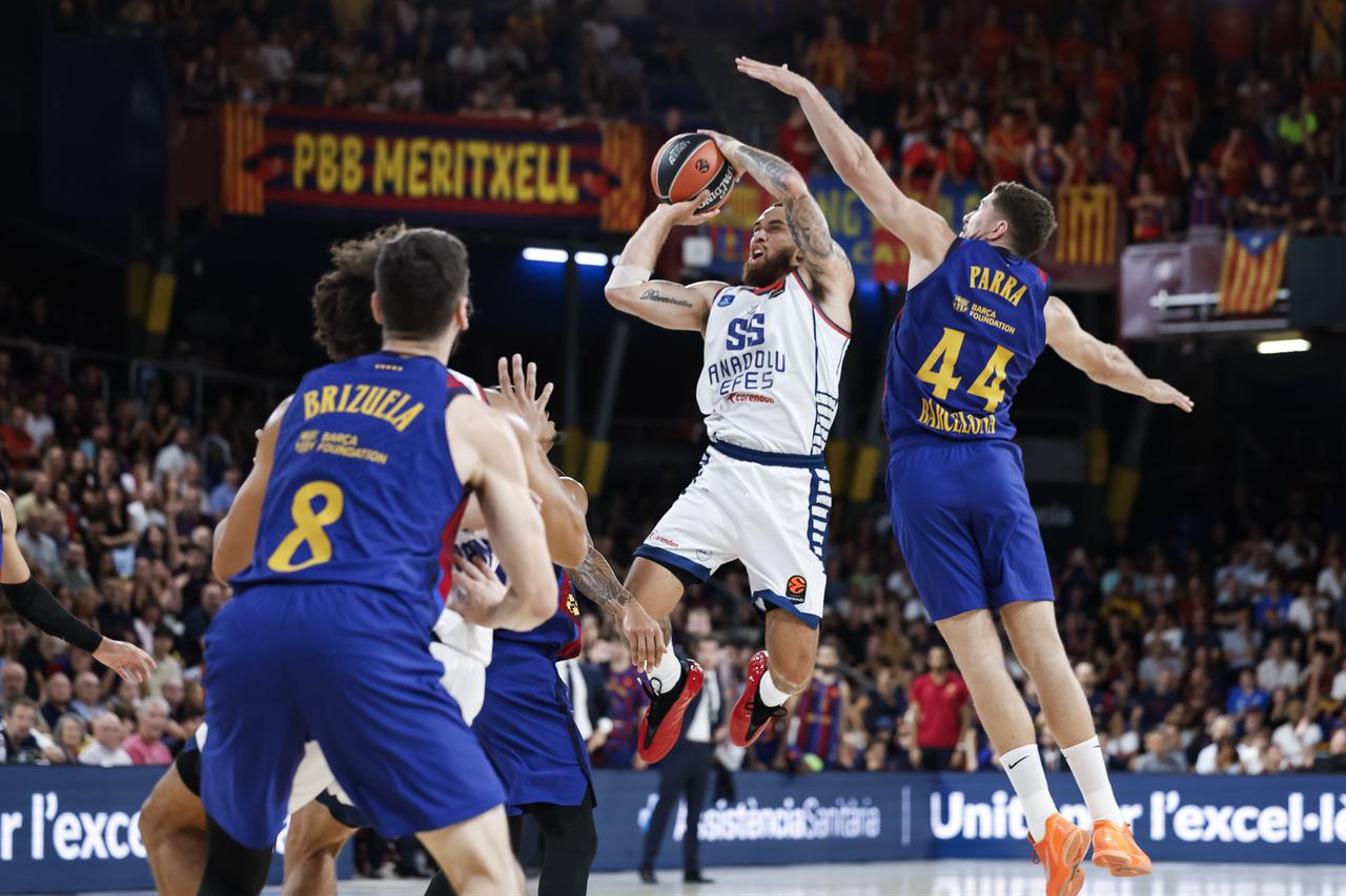 Mike James of Anadolu Efes in action against Joel Parra of FC Barcelona during the EuroLeague Regular Season Round 1 match between FC Barcelona and Anadolu Efes at Palau Blaugrana on September 24, 2026 in Barcelona, Spain. (AA Photo)