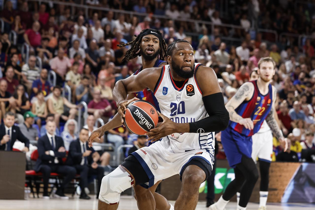 Bruno Fernando (20) of Anadolu Efes in action during the EuroLeague Regular Season Round 1 match between FC Barcelona and Anadolu Efes at Palau Blaugrana on September 24, 2026 in Barcelona, Spain. (AA Photo)