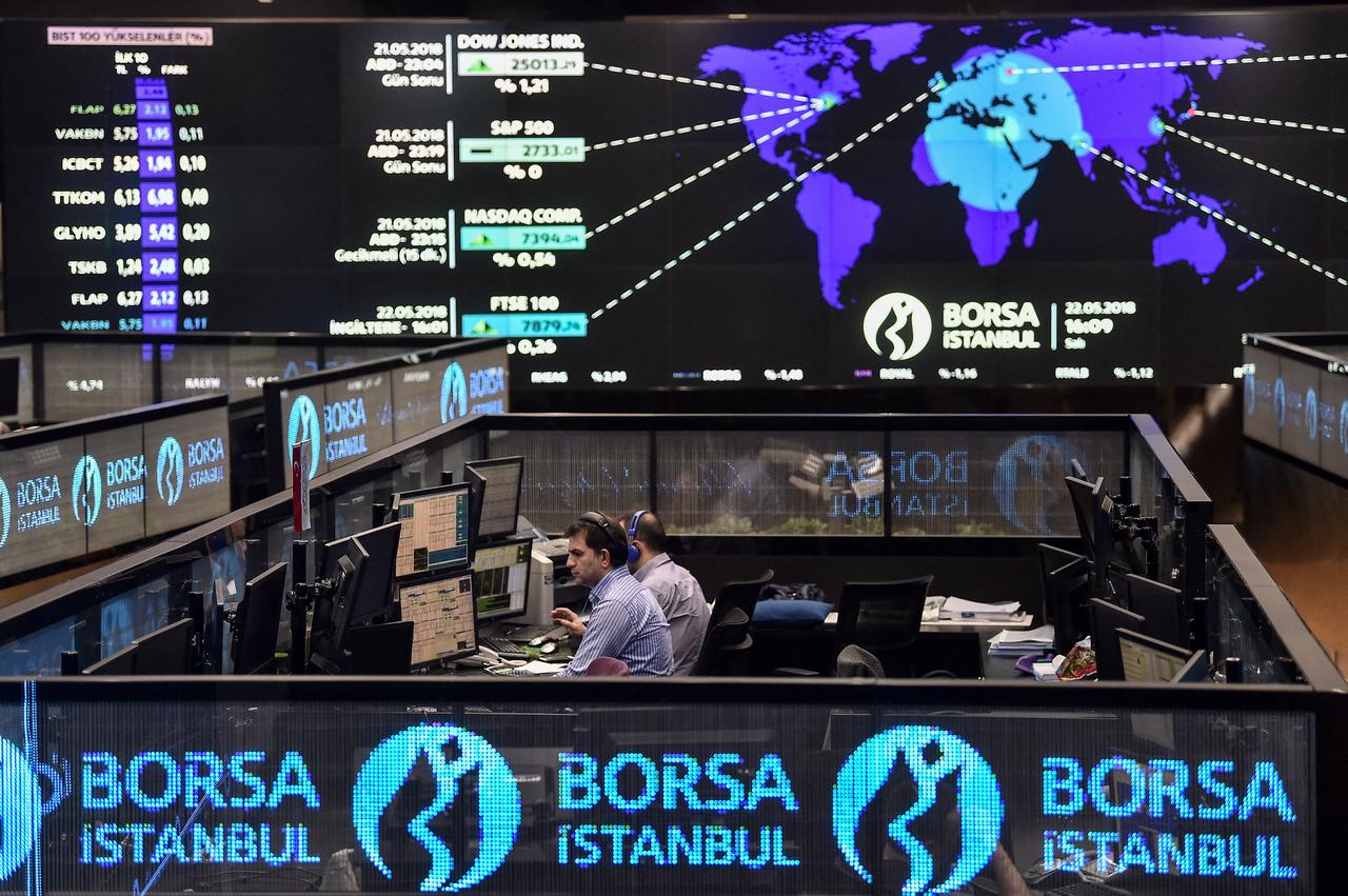 Traders work at their desks on the floor of the Borsa Istanbul in Istanbul on May 22, 2018. (AFP File Photo)