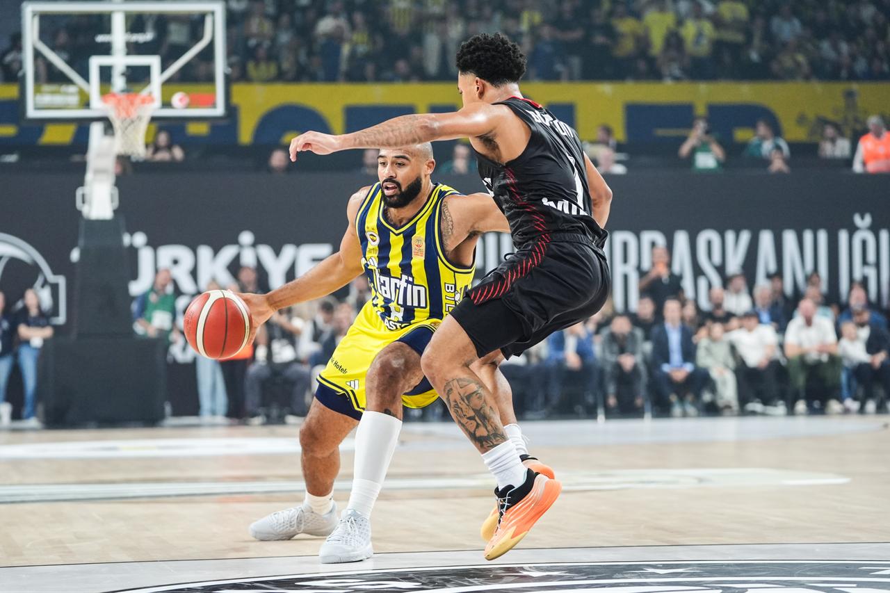 Shavon Shields (L) of Fenerbahce Tarfin and Devon Durrell Dotson (R) of Besiktas compete during the 2026 Turkish Basketball Presidential Cup basketball match between Fenerbahce Tarfin and Besiktas at Sinan Erdem Sports Hall in Istanbul, Türkiye, on September 22, 2026. (AA Photo)