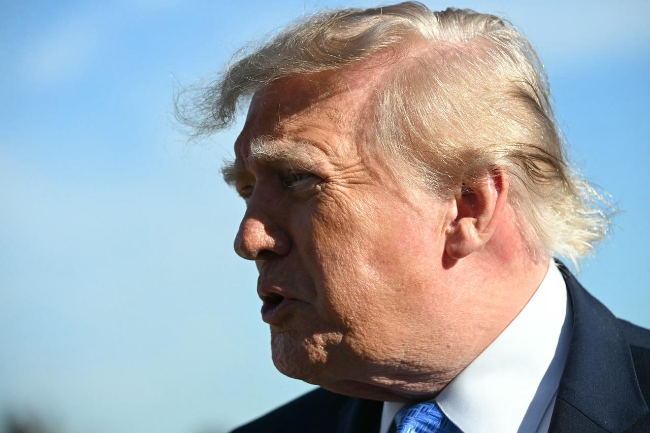 US President Donald Trump talk to members of the press as he arrives at Chicago O'Hare International Airport in Chicago on September 27, 2026. (AFP Photo)