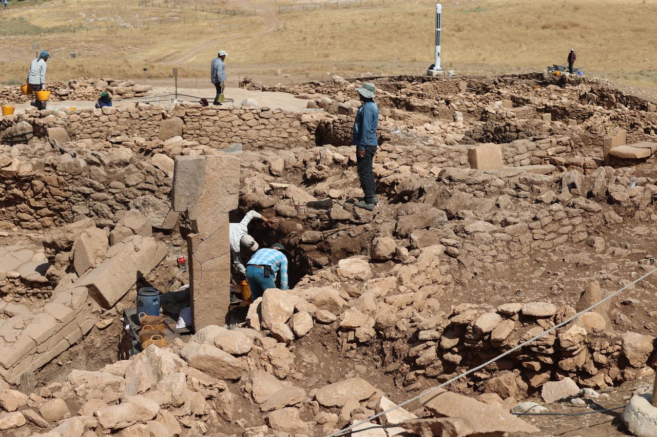 Archaeologists and workers carry out excavation work at the Neolithic site of Karahantepe in Sanliurfa, southeastern Türkiye. (AA Photo)