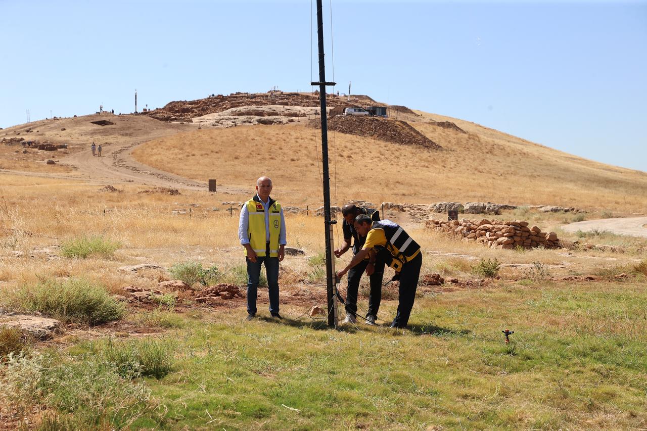 TRAC members set up an antenna near Karahantepe as part of a three-day amateur radio operation that reached stations in nearly 40 countries. (AA Photo)